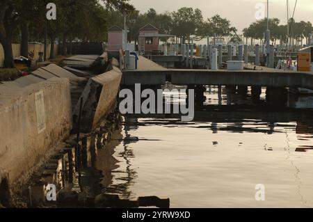 Seawall con marciapiede in cemento danneggiato dagli uragani Helene e Milton. Vinoy Basin a St. Petersburg, FL. Foto Stock