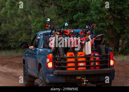 Emozionante avventura fuoristrada con moto pronte per l'esplorazione nella natura Foto Stock