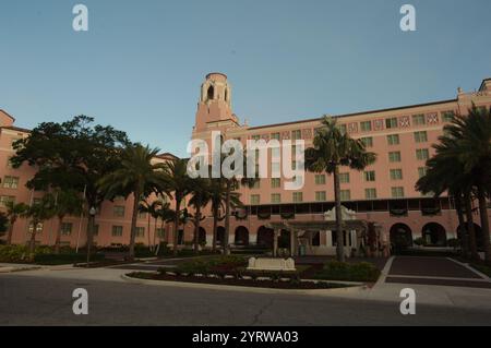 Uso editoriale solo nel centro di St. Petersburg, Florida, Stati Uniti, 28 novembre 2024. Il Vinoy Resort Golf Club si affaccia da sud est con il cielo blu bianco Foto Stock