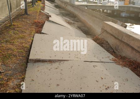 Seawall con marciapiede in cemento danneggiato dagli uragani Helene e Milton. Vinoy Basin a St. Petersburg, FL. Foto Stock