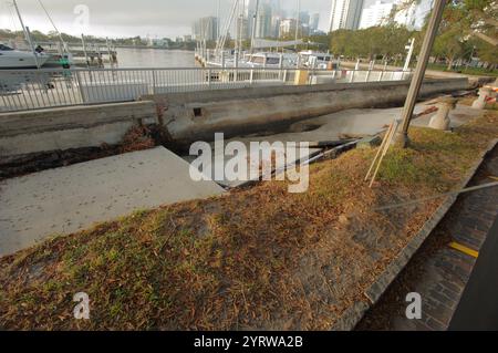 Seawall con marciapiede in cemento danneggiato dagli uragani Helene e Milton. Vinoy Basin a St. Petersburg, FL. Foto Stock