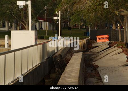 Seawall con marciapiede in cemento danneggiato dagli uragani Helene e Milton. Vinoy Basin a St. Petersburg, FL. Foto Stock