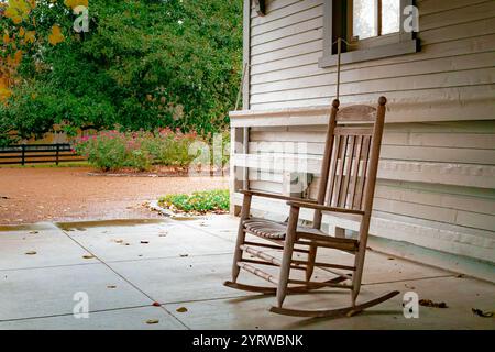 Sedia a dondolo in legno presso l'azienda vinicola Belle Meade di Nashville in autunno Foto Stock