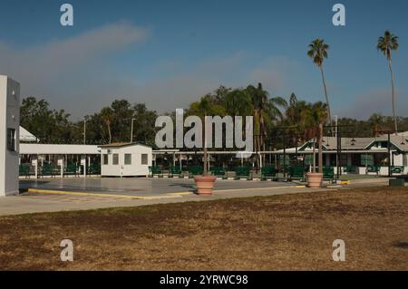 Solo per uso editoriale, 28 novembre 2024. St. Petersburg, Florida, Stati Uniti. Ampia vista mattutina sul club shuffleboard di San Pietroburgo sulle panchine verdi e. Foto Stock