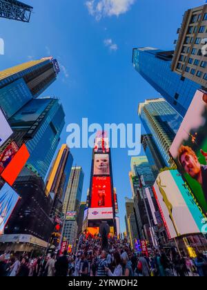 New York, NY USA - 10 settembre 2024. Schermi famosi in tutto il mondo a Time Square in una giornata di sole Foto Stock