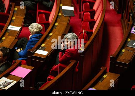 Parigi, Francia, 12/04/2024, Parigi, Francia. 4 dicembre 2024. Sandrine Rousseau, deputato del gruppo Écologiste et Social, visto durante la discussione della mozione di censura all'Assemblea nazionale. L'Assemblea nazionale francese ha adottato una mozione di censura contro il primo ministro Michel Barnier, che lo ha deposto dopo soli tre mesi di mandato. La mozione fu sostenuta dalla coalizione di sinistra Nouveau Front Populaire e dal partito di estrema destra Rassemblement National, ottenendo 331 voti a favore. Questo segna un significativo cambiamento politico, in quanto l'assemblea spoglia il capo del governo. Credito: Immagini SOPA Foto Stock