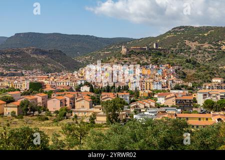 Bosa, una pittoresca cittadina sarda, presenta case colorate, il fiume temo, l'architettura medievale e un affascinante centro storico circondato da una lussureggiante vegetazione Foto Stock