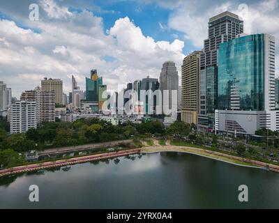 Vista aerea dal Parco Benchakitti verso Asok a Bangkok, Thailandia. Foto Stock