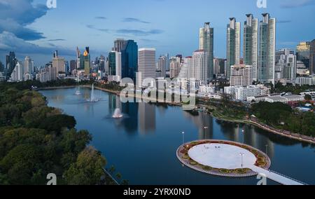 Vista aerea dal Parco Benchakitti verso Asok a Bangkok, Thailandia. Foto Stock