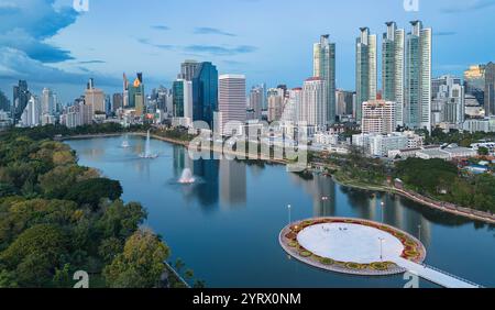 Vista aerea dal Parco Benchakitti verso Asok a Bangkok, Thailandia. Foto Stock