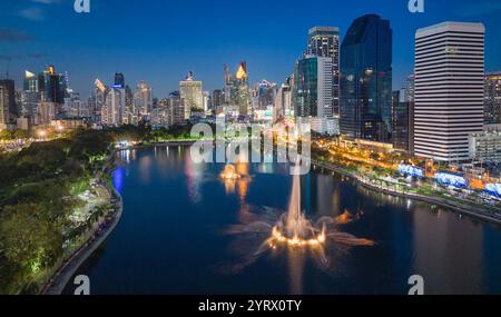 Vista aerea serale dal Parco Benchakitti verso Asok a Bangkok, Thailandia. Foto Stock