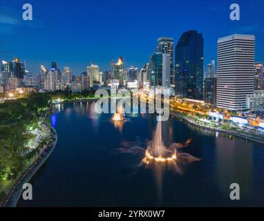 Vista aerea serale dal Parco Benchakitti verso Asok a Bangkok, Thailandia. Foto Stock