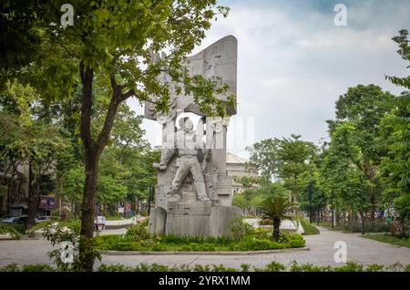 La parte posteriore della statua socialista realista che commemora la giornata della resistenza nazionale del 1946 contro il dominio coloniale francese nel giardino dei fiori di Van Xuan a Cent Foto Stock