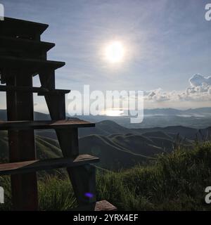 Una vista mozzafiato da Un punto panoramico di montagna, con Rolling Hills, e Uno scintillante specchio d'acqua sotto Un sole splendente Foto Stock