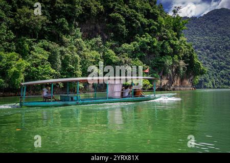 Una barca turistica sul lago Ba Be nel Parco Nazionale di Ba Be nella provincia di Bac Kan, Vietnam Foto Stock
