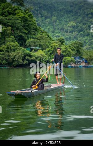 Un uomo e una donna Tay etnici in una barca sul lago Ba Be nel Parco Nazionale di Ba Be nella provincia di Bac Kan, Vietnam Foto Stock