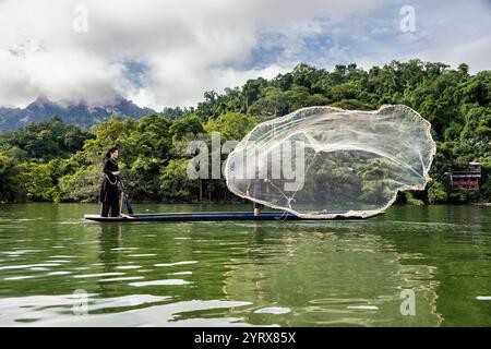 Un pescatore Tay che lancia una rete sul lago Ba Be nel Parco Nazionale di Ba Be nella provincia di Bac Kan, Vietnam Foto Stock