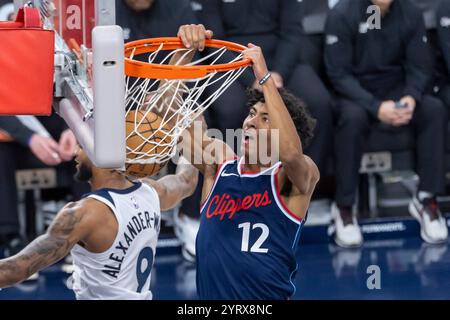 Los Angeles, Stati Uniti. 4 dicembre 2024. Cam Christie (R) dei Los Angeles Clippers sfugge durante il match di stagione regolare NBA 2024-2025 tra i Los Angeles Clippers e i Minnesota Timberwolves a Los Angeles, Stati Uniti, 4 dicembre 2024. Crediti: Ringo Chiu/Xinhua/Alamy Live News Foto Stock