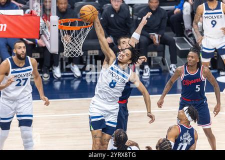 Los Angeles, Stati Uniti. 4 dicembre 2024. Josh Minott (2° L) dei Minnesota Timberwolves sfugge durante il match di stagione regolare NBA 2024-2025 tra Los Angeles Clippers e Minnesota Timberwolves a Los Angeles, Stati Uniti, 4 dicembre 2024. Crediti: Ringo Chiu/Xinhua/Alamy Live News Foto Stock