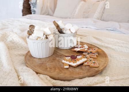 Due tazze di bevanda calda con marshmallow nella camera decorata a Natale Foto Stock