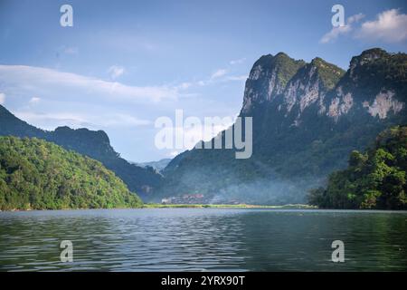 Il lago BA Be è una popolare destinazione turistica nel Parco Nazionale di Ba Be nella provincia di Bac Kan, Vietnam Foto Stock