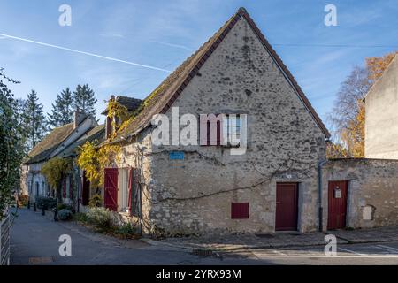 Provinciale, Francia - 11 30 2024: Vista panoramica di una casa tipica nella città medievale Foto Stock
