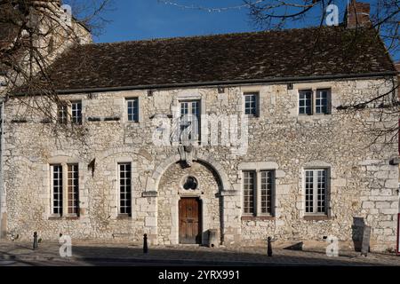 Provinciale, Francia - 11 30 2024: Vista panoramica di una casa tipica nella città medievale Foto Stock
