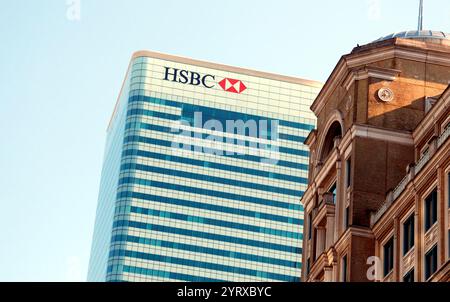 Sede di Londra di HSBC Holdings, una holding britannica di banche d'investimento multinazionali e di servizi finanziari. Era la settima banca più grande del mondo nel 2018. HSBC trae origine in un Hong Kong britannico e la sua forma attuale è stata fondata a Londra dalla Hongkong and Shanghai Banking Corporation per fungere da nuova holding di gruppo nel 1991 Foto Stock