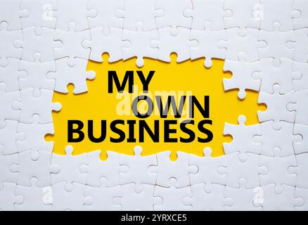 Il simbolo della mia azienda. Parole concettuali My Own Business on white puzzle. Bellissimo sfondo giallo Business e My Own Business Concept. Copia spazio. Foto Stock