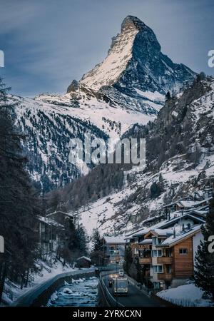 Splendida vista del Monte Cervino e del fiume che scorre attraverso il villaggio di Zermatt Foto Stock