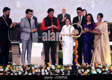 Kolkata, India. 4 dicembre 2024. Il primo ministro Mamata Banerjee, insieme all'ex capitano indiano e Brand Ambassador del West Bengal Sourav Ganguly, MP e attore Shatrughan Sinha, e l'attore Dev, partecipa alla cerimonia di illuminazione della lampada del 30° Kolkata International Film Festival (KIFF) a Kolkata, India, il 4 dicembre 2024. (Foto di Debajyoti Chakraborty/NurPhoto)0 credito: NurPhoto SRL/Alamy Live News Foto Stock