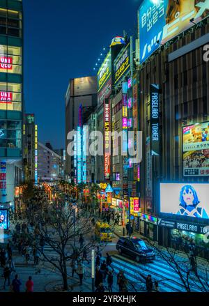 Vista a luce neon di Shinjuku in Giappone con ristoranti e aziende Foto Stock
