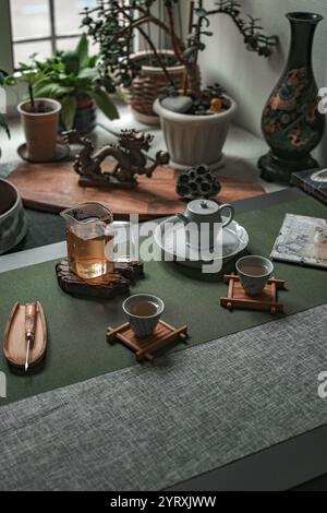 Un ambiente da tè sereno e invitante con bellissimi elementi naturali ed eleganti utensili Foto Stock