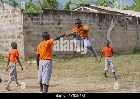 Dar es Salaam, Tanzania. 30 novembre 2024. I giovani tanzaniani praticano il kung fu cinese al Shaolin Temple Tanzania Kung fu Club a Dar es Salaam, Tanzania, il 30 novembre 2024. PER ANDARE CON "Feature: La ragazza tanzaniana di 5 anni segue le orme del padre padroneggiando il kung fu cinese" crediti: Emmanuel Herman/Xinhua/Alamy Live News Foto Stock