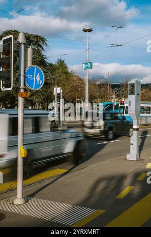 3-12-2024 Zurigo, Svizzera. Auto sfocate nel traffico che passano davanti a una telecamera radar Speed trap vicino a Burkliplatz Foto Stock