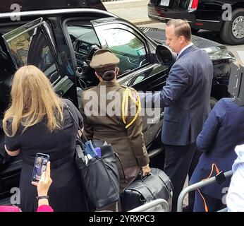 I codici nucleari accompagnano sempre il presidente degli Stati Uniti. Qui un ufficiale porta il calcio nucleare (Bag) mentre il presidente Joe Biden fa visita a Rishi Sunak il primo ministro britannico a Downing Street Londra Foto Stock