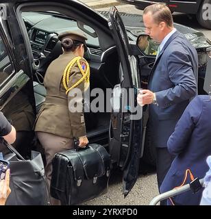 I codici nucleari accompagnano sempre il presidente degli Stati Uniti. Qui un ufficiale porta il calcio nucleare (Bag) mentre il presidente Joe Biden fa visita a Rishi Sunak il primo ministro britannico a Downing Street Londra Foto Stock