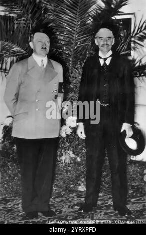 Il primo ministro britannico Neville Chamberlain, con il leader tedesco Adolf Hitler durante i negoziati per l'accordo di Monaco. L'accordo fu raggiunto il 30 settembre 1938 da Germania, Gran Bretagna, Repubblica francese e Italia. L'accordo prevedeva l'annessione tedesca di parte della Cecoslovacchia chiamata Sudeti, dove vivevano più di tre milioni di persone, principalmente di etnia tedesca. Foto Stock