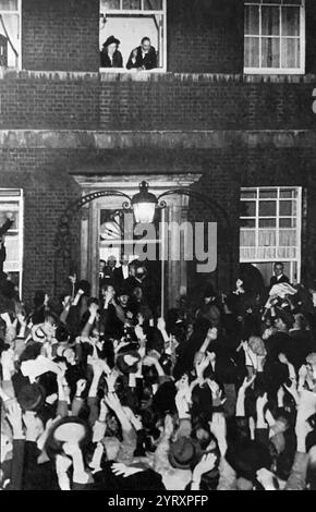 Folle in Downing Street, salutate il primo Ministro britannico Neville Chamberlain dopo il suo ritorno da Monaco e dichiarato "Pace nel nostro tempo". L'accordo di Monaco fu raggiunto il 30 settembre 1938 da Germania, Gran Bretagna, Repubblica francese e Italia. Esso prevedeva l'annessione tedesca di parte della Cecoslovacchia chiamata Sudeti, dove vivevano più di tre milioni di persone, principalmente di etnia tedesca. Foto Stock