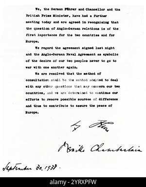 Documento firmato da Adolf Hitler e dal primo ministro britannico Neville Chamberlain, durante i negoziati per l'accordo di Monaco. L'accordo fu raggiunto il 30 settembre 1938 da Germania, Gran Bretagna, Repubblica francese e Italia. L'accordo prevedeva l'annessione tedesca di parte della Cecoslovacchia chiamata Sudeti, dove vivevano più di tre milioni di persone, principalmente di etnia tedesca. Foto Stock