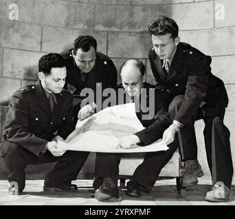 I membri della delegazione israeliana all'armistizio parlano a Rodi studiando una mappa. L R: maj. Yehoshafat Harkabi, maj. Arieh Simon, col. Yigal Yadin e lt. col. Yitzhak Rabin Foto Stock