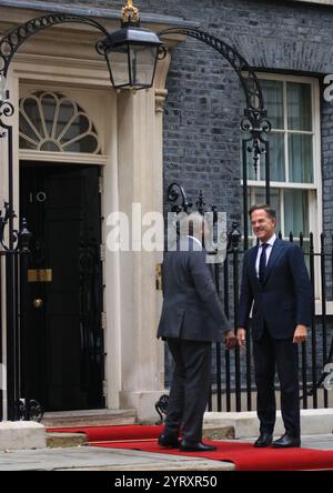 10 ottobre 2024, Regno Unito, Londra: Il Segretario generale della NATO Mark Rutte (R) e il Ministro degli Esteri britannico David Lammy arrivano al 10 di Downing Street Foto Stock