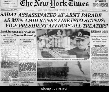 Il giornale del New York Times parla dell'assassinio del Presidente Anwar Sadat dell'Egitto. Il 6 ottobre 1981, Sadat, fu assassinato durante la parata annuale della vittoria tenutasi al Cairo. L'assassinio è stato effettuato da membri della Jihad islamica egiziana. L'assassinio di Sadat derivava dagli islamisti che si opponevano all'iniziativa di pace di Sadat con Israele e gli Stati Uniti in relazione agli accordi di Camp David. Foto Stock