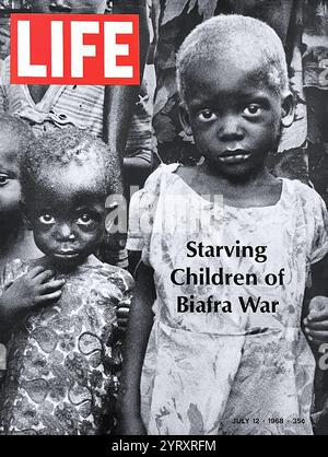 Life Magazine copertura mediatica della carestia del Biafran durante la guerra civile nigeriana (1967 ? Il 15 gennaio 1970), nota come guerra del Biafra, fu combattuta tra la Nigeria e la Repubblica del Biafra, uno stato secessionista che aveva dichiarato la sua indipendenza dalla Nigeria nel 1967. La Nigeria era guidata dal generale Yakubu Gowon e Biafra dal tenente colonnello Chukwuemeka "Emeka" Odumegwu Ojukwu. Il conflitto è il risultato di tensioni politiche, etniche, culturali e religiose che hanno preceduto la decolonizzazione formale della Nigeria da parte del Regno Unito dal 1960 al 1963. Le cause immediate della guerra nel 1966 includevano una milita Foto Stock