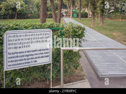 Percorso commemorativo lungo il sentiero dove il primo ministro indiano Indira Gandhi fu assassinato alle 9:30 del 31 ottobre 1984 nella sua residenza a Safdarjung Road, nuova Delhi. Fu uccisa dalle sue guardie del corpo Sikh, Satwant Singh e Beant Singh Foto Stock