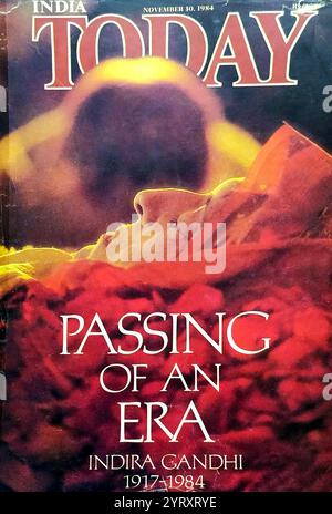 Copertura stampa del primo ministro indiano Indira Gandhi che fu assassinata nell'ottobre 1984 nella sua residenza a Safdarjung Road, nuova Delhi. Fu uccisa dalle sue guardie del corpo Sikh, Satwant Singh e Beant Singh Foto Stock