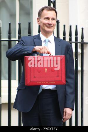 Jeremy Hunt presenta il bilancio finale del governo conservatore nel marzo 2024. Jeremy Richard Streynsham Hunt (Londra, 1 novembre 1966) è un politico britannico, Cancelliere dello Scacchiere dal 2022 al 2024 e Ministro degli Esteri dal 2018 al 2019, dopo aver prestato servizio come Segretario di Stato per la salute e l'assistenza sociale dal 2012 al 2018 Foto Stock