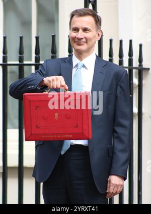 Jeremy Hunt presenta il bilancio finale del governo conservatore nel marzo 2024. Jeremy Richard Streynsham Hunt (Londra, 1 novembre 1966) è un politico britannico, Cancelliere dello Scacchiere dal 2022 al 2024 e Ministro degli Esteri dal 2018 al 2019, dopo aver prestato servizio come Segretario di Stato per la salute e l'assistenza sociale dal 2012 al 2018 Foto Stock