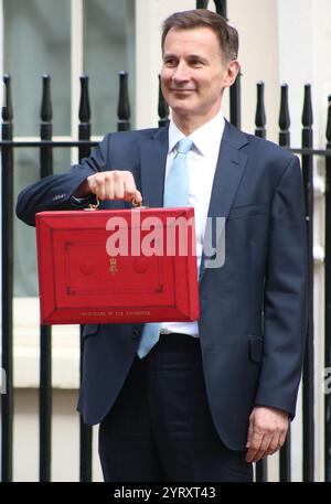 Jeremy Hunt presenta il bilancio finale del governo conservatore nel marzo 2024. Jeremy Richard Streynsham Hunt (Londra, 1 novembre 1966) è un politico britannico, Cancelliere dello Scacchiere dal 2022 al 2024 e Ministro degli Esteri dal 2018 al 2019, dopo aver prestato servizio come Segretario di Stato per la salute e l'assistenza sociale dal 2012 al 2018 Foto Stock