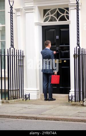 Jeremy Hunt presenta il bilancio finale del governo conservatore nel marzo 2024. Jeremy Richard Streynsham Hunt (Londra, 1 novembre 1966) è un politico britannico, Cancelliere dello Scacchiere dal 2022 al 2024 e Ministro degli Esteri dal 2018 al 2019, dopo aver prestato servizio come Segretario di Stato per la salute e l'assistenza sociale dal 2012 al 2018 Foto Stock